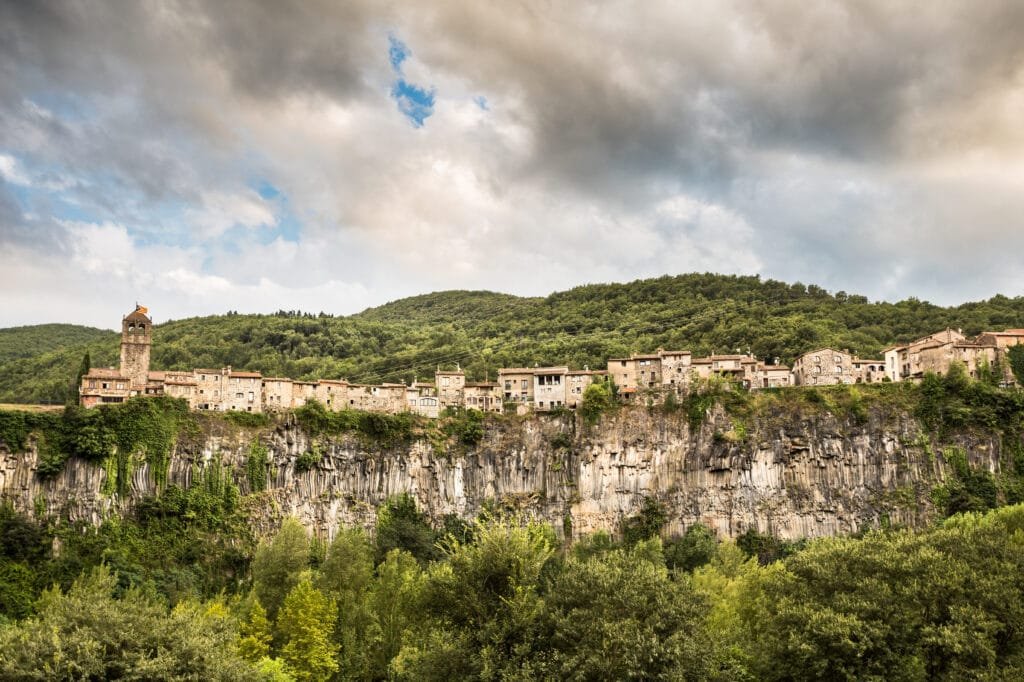 Costa-Brava-Private-Tour-Interior-Cataluna_La-Garrotxa_Castellfollit-de-la-Roca-1024x682