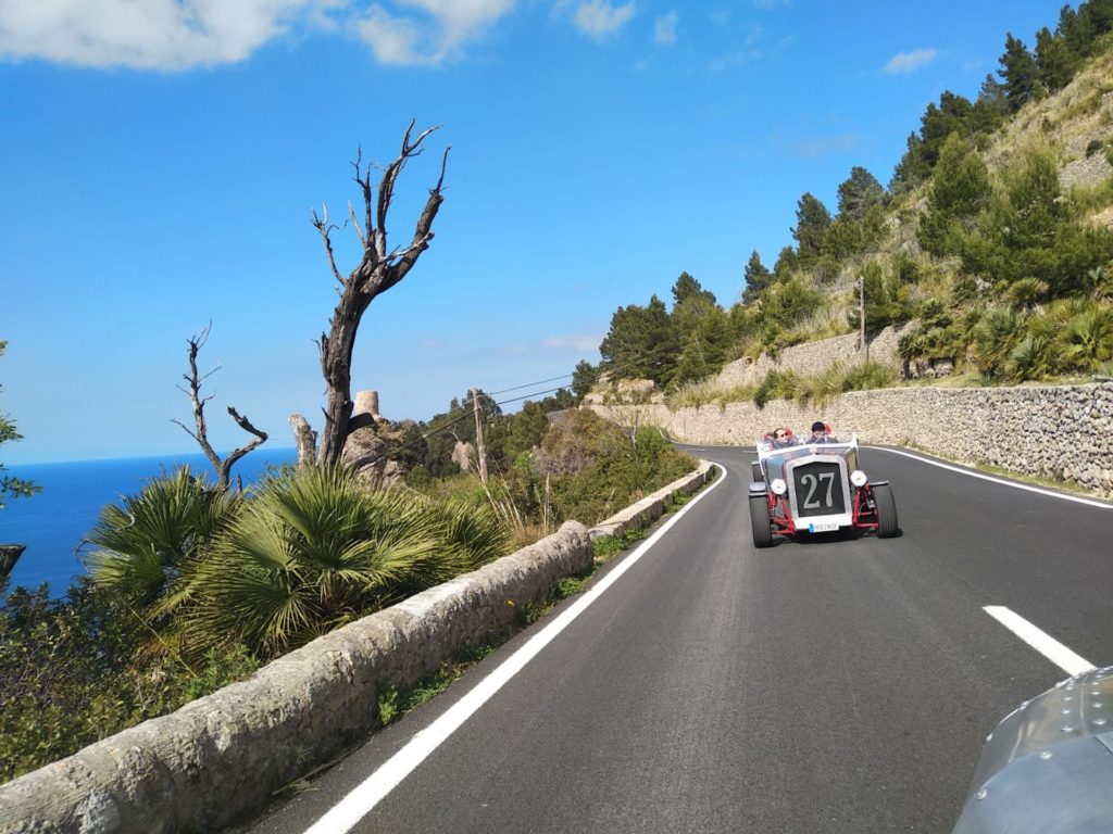 Explora Andalucía en Coches Clásicos de Lujo